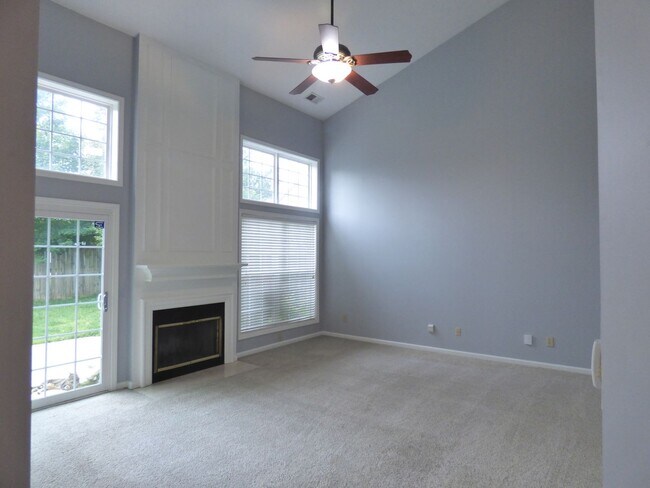 Building Photo - Lovely, Spacious 4 BR House! Vaulted Ceili...