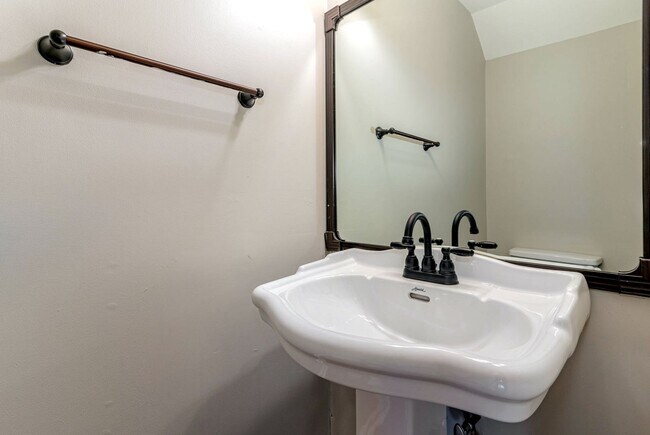 Building Photo - Donelson Freshly Updated 2 Bdrm Townhome Available Now!