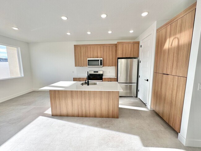 Building Photo - PET FRIENDLY!! HURRICANE TOWNHOME! END UNIT!