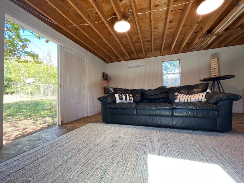 Building Photo - 33 Seth St