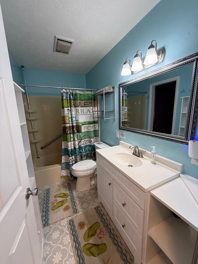 Building Photo - 10804 Hale Ave