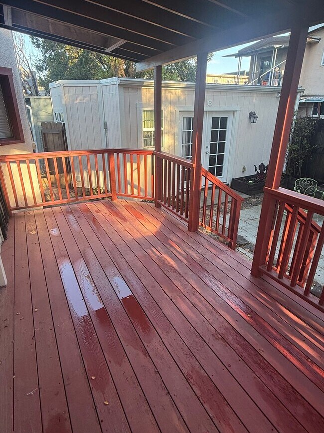 Building Photo - Huge 2 Bed House with a Shared Back Patio