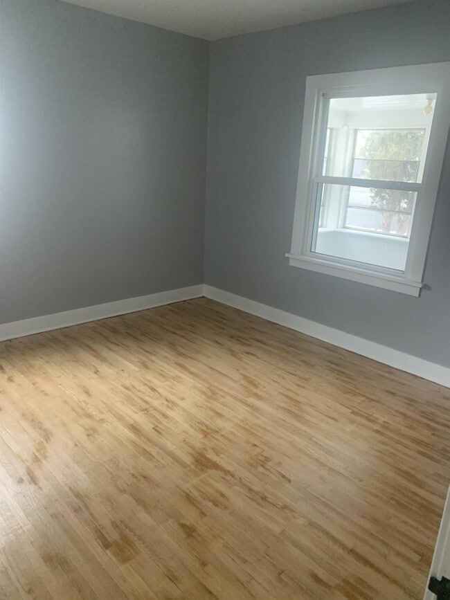 Building Photo - 216 3rd Ave