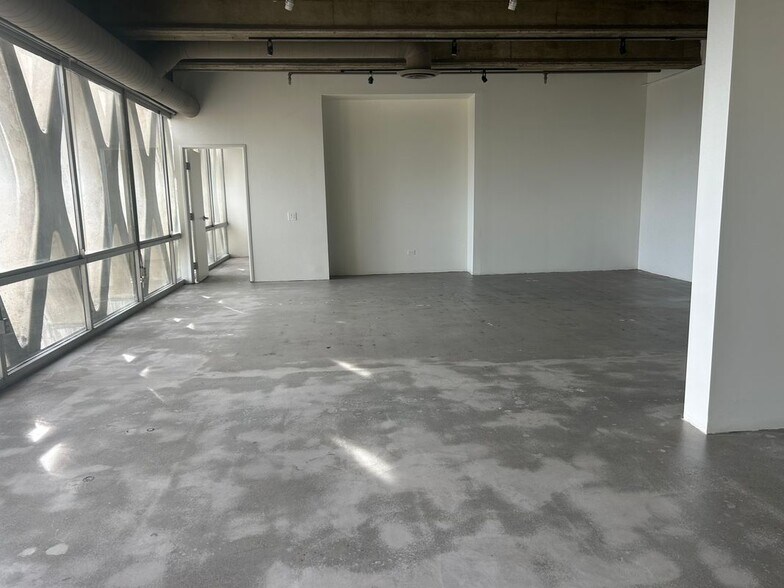 Building Photo - 2404 Wilshire Blvd