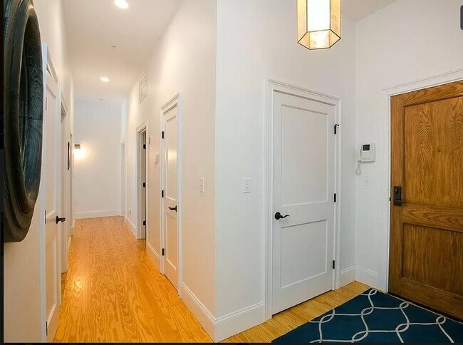 Entryway - 32 Carey St