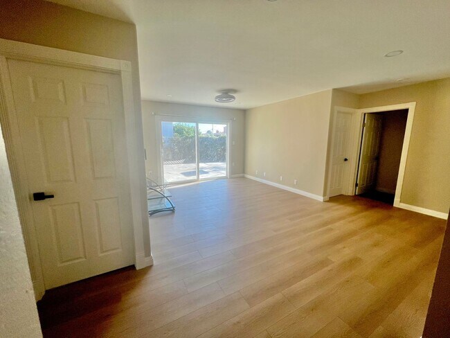 Building Photo - 2 Units Property
