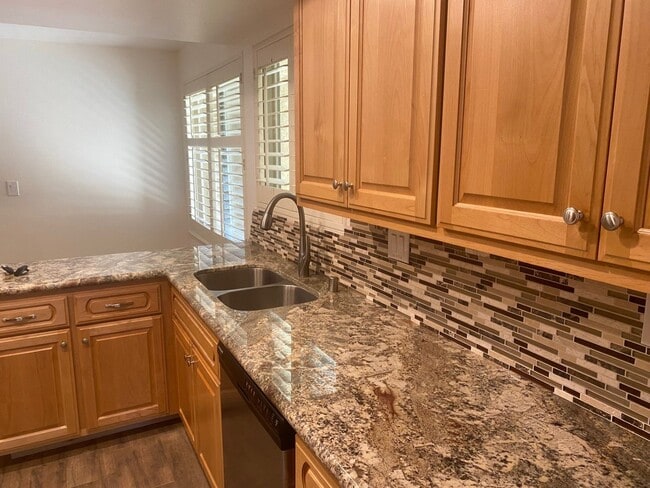 Building Photo - Remodeled Beauty!