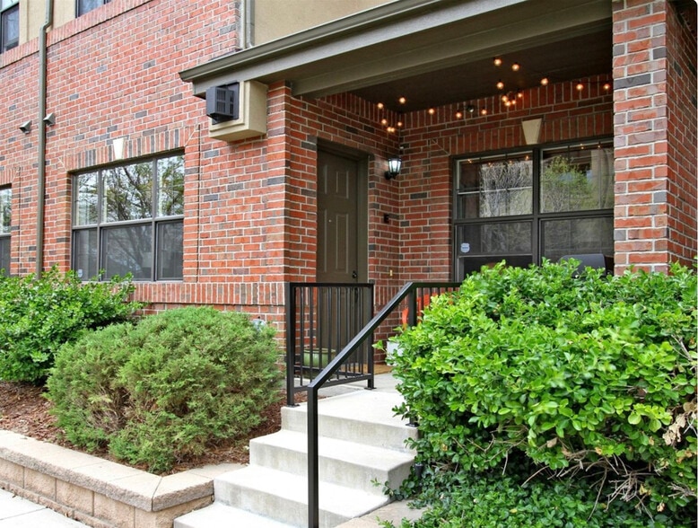 Entrance with private patio - 200 Poplar St