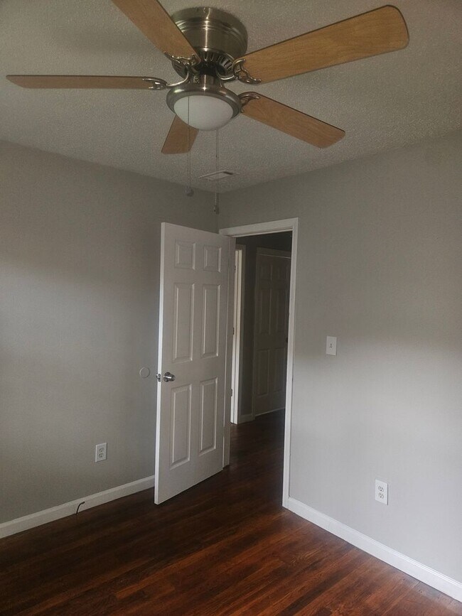 Building Photo - 3 Bedroom 1 bath home