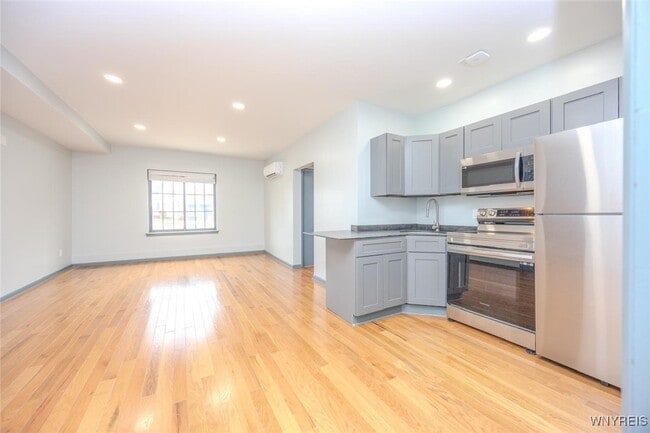 Building Photo - 530 Main St