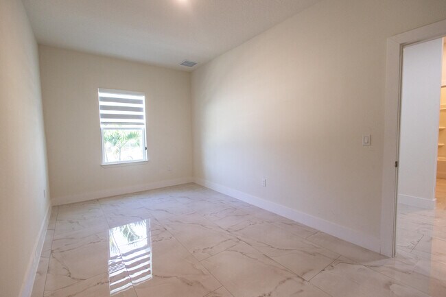 Building Photo - 2149 SW Susset Ln