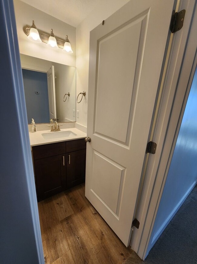 Building Photo - Beautiful Modern Townhome with Spacious La...
