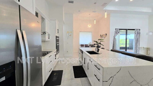 Building Photo - 220 NE 8th Pl