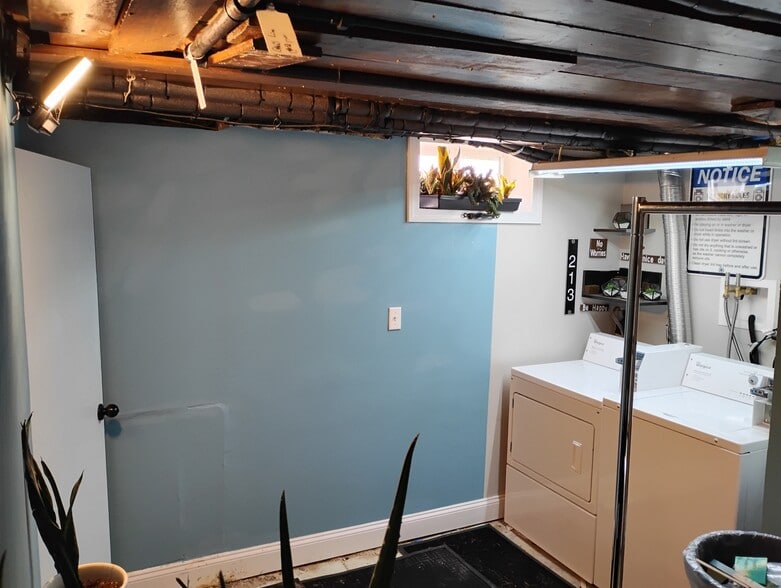 Building Photo - 213 Pleasant St