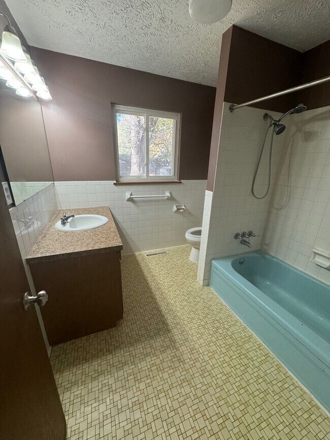 Building Photo - 3 Bed 1 Bath 1 Carport Fenced in Backyard!