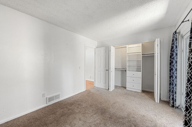 Building Photo - 11590 Community Center Dr