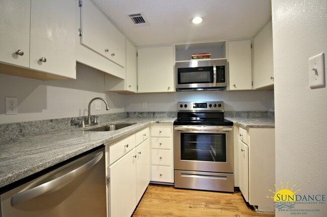 Building Photo - Lovely 2 Bedroom Waterfront Condo In Shalimar