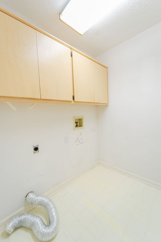 Building Photo - Charming 3 bedroom, 2 bath home that has been updated and is ready to be called home! This home h...