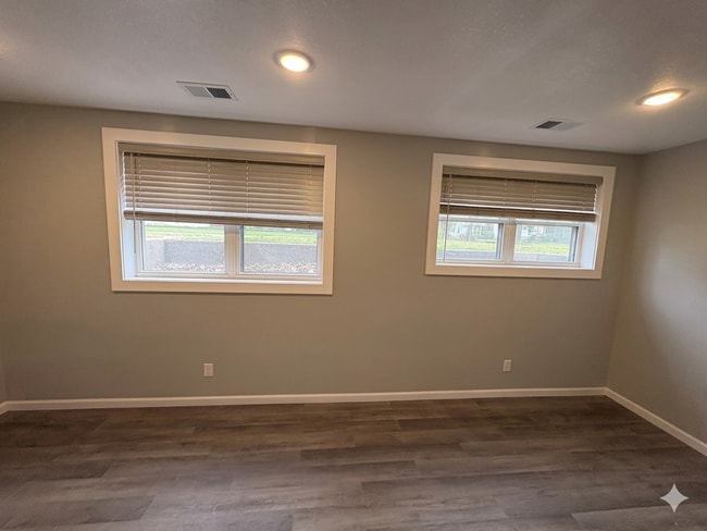 Building Photo - Newly Renovated 1 Bed Unit in Central MHK!