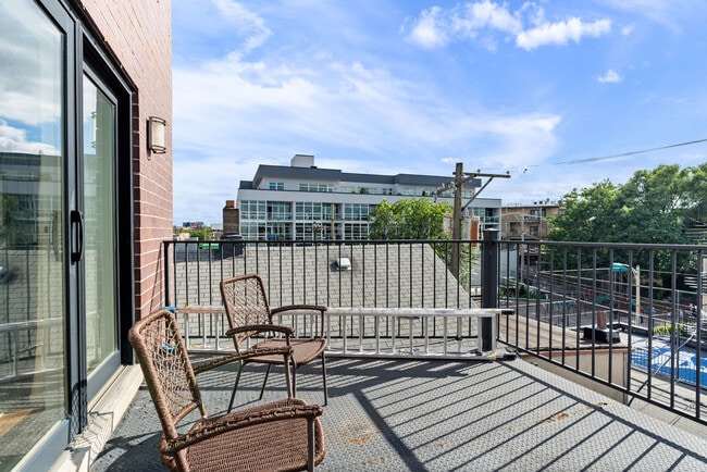 Building Photo - 2424 N Ashland Ave