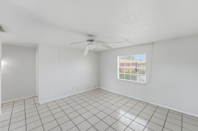 Building Photo - 1655 W Oak Ridge Rd