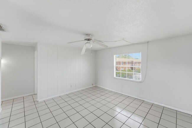 Building Photo - Modern & Spacious 2-Bedroom Apartment in Serene Oakridge Orlando
