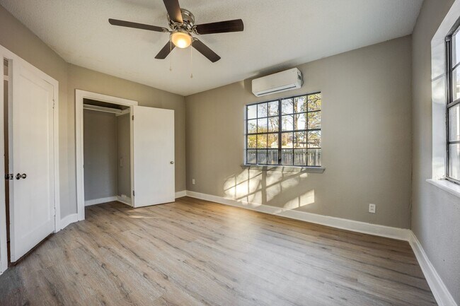 Building Photo - Freshly Updated 3 Bedroom House