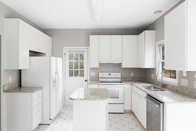 Building Photo - Available 6/9! Fabulous Home in Fantastic Location