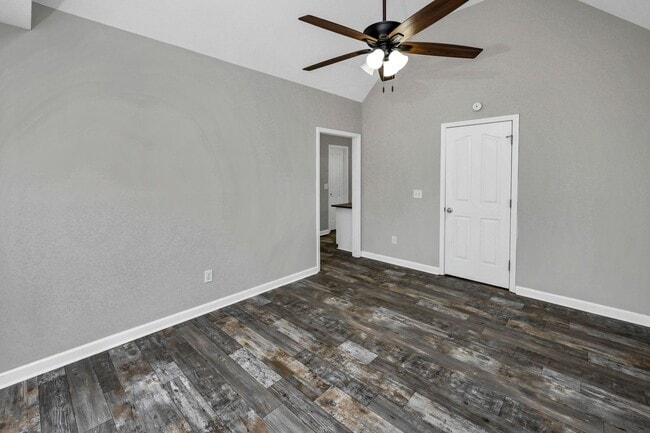Building Photo - Refined 3-Bedroom Home with New LVP Flooring in Prime West Columbia Location!