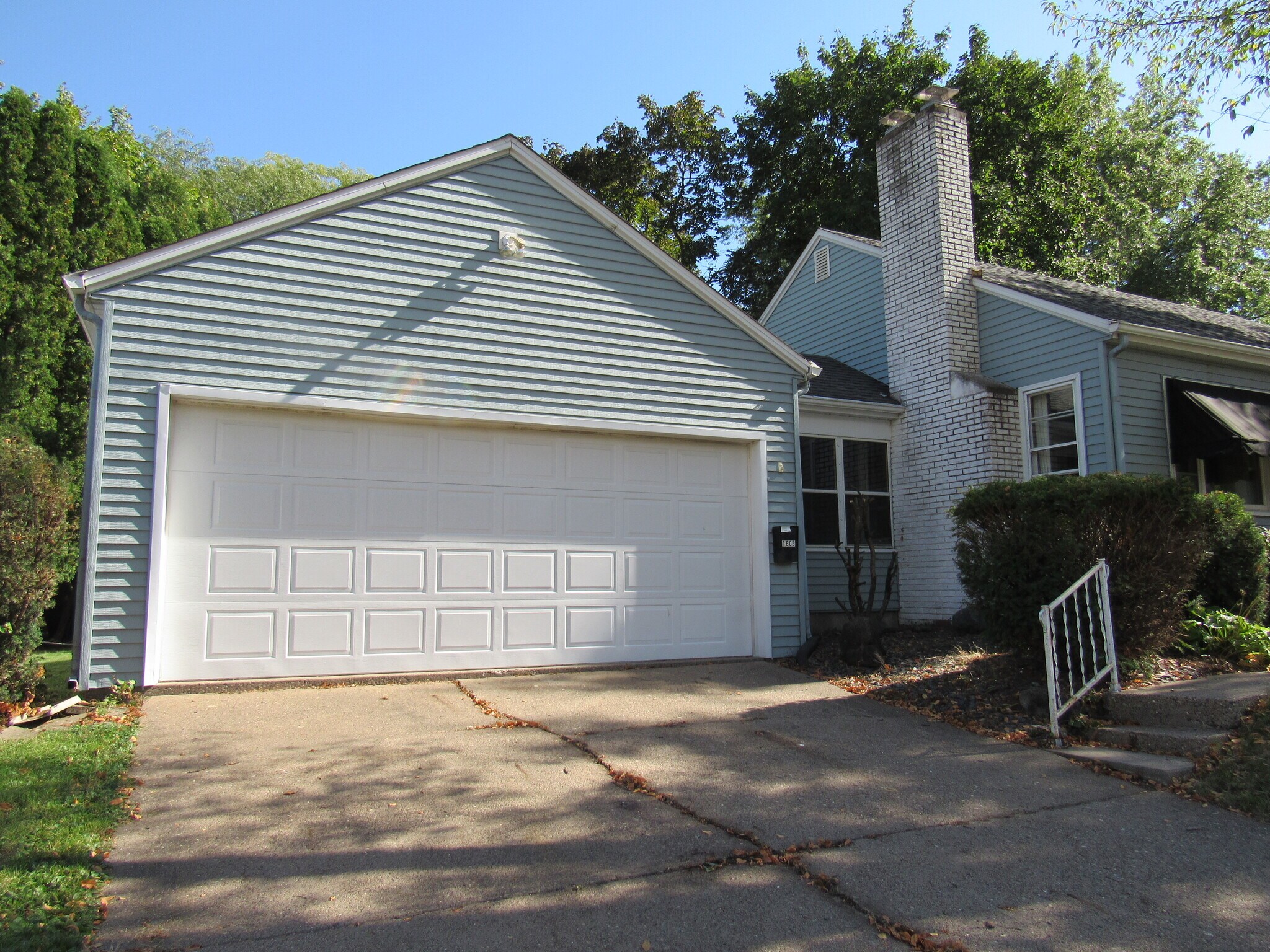 Building Photo - 1605 Broadlawn Ave