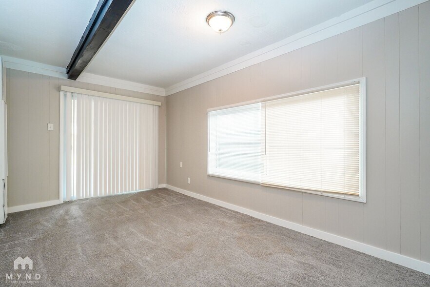 Building Photo - 10 Oakwood Dr