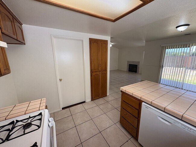 Building Photo - Cozy Home On Spacious Lot In Tulare Available Now!