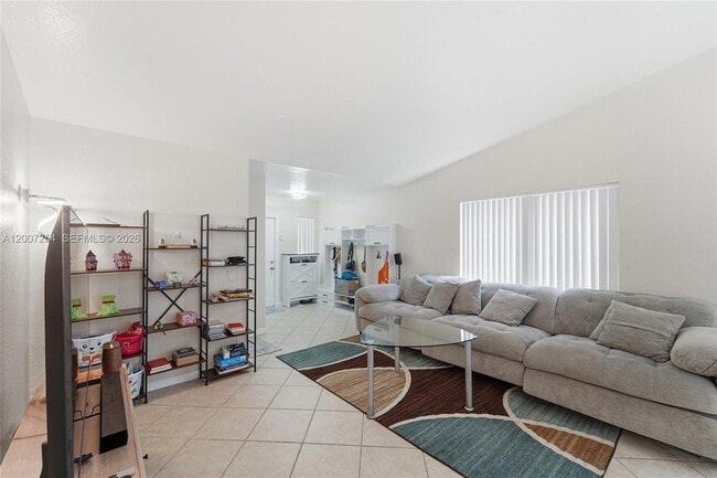 Building Photo - 1004 Golden Cane Dr