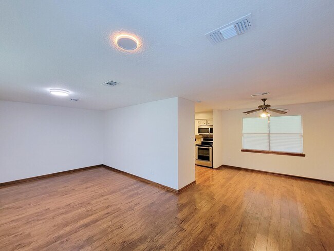 Building Photo - 10282 Valley Dr S