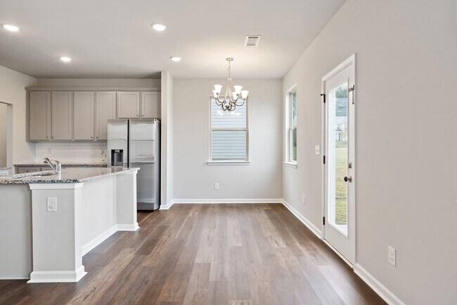 Building Photo - 4 bed / 2.5 bath in Gainesville! Retreat at Chicopee