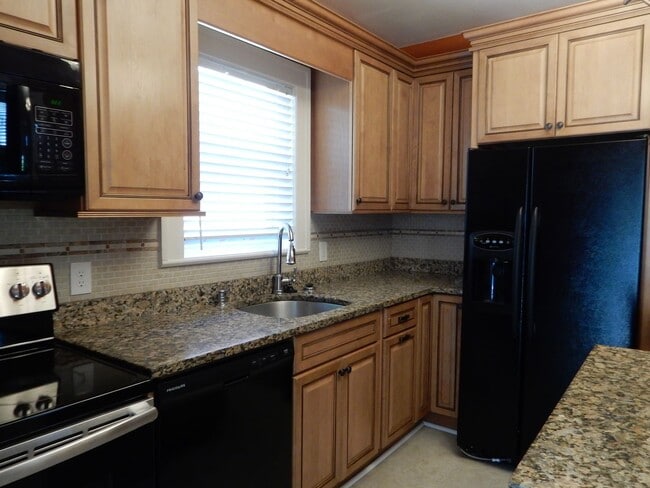 Building Photo - Grandin Court Foursquare convenient to SW ...