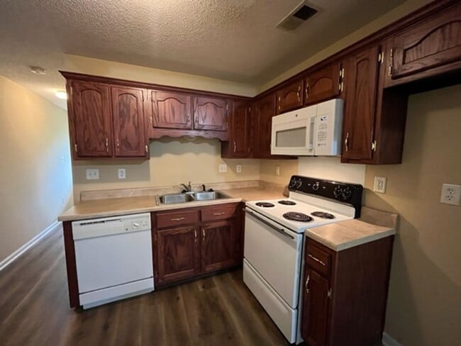 Building Photo - Renovated 2 Bedroom 2 Bath Townhome for Rent!