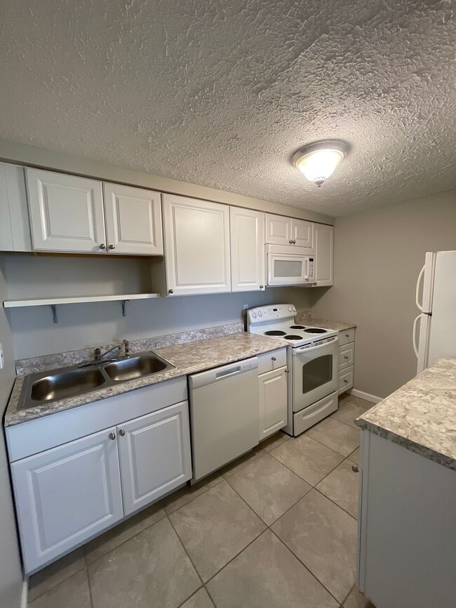 Building Photo - Main floor 2 bed 1 bath updated condo in C...