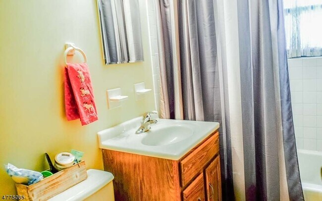 Building Photo - 10 Colonial Dr