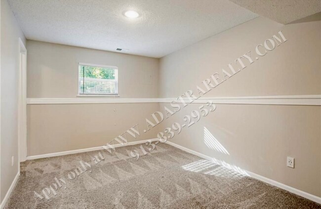 Building Photo - Adorable 3 Bed 2 Bath Duplex in Olathe-Available NOW!!