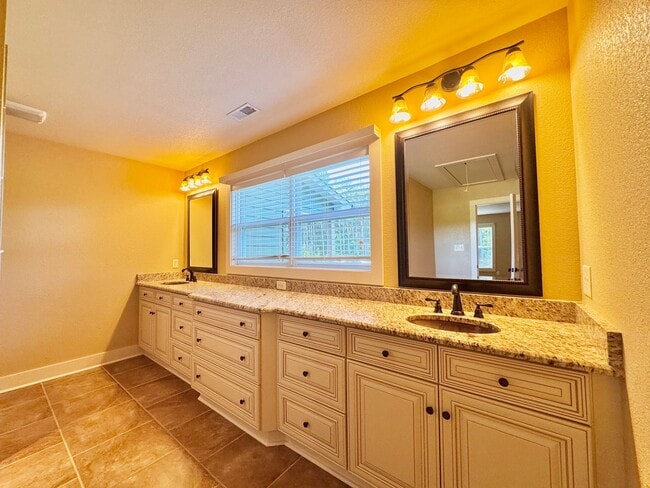 Building Photo - The Home You’ve Been Searching For!