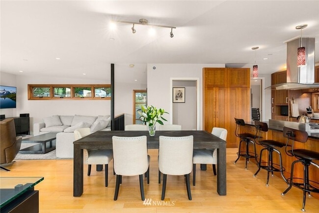 Building Photo - 3bd/2.5ba Seattle Houseboat