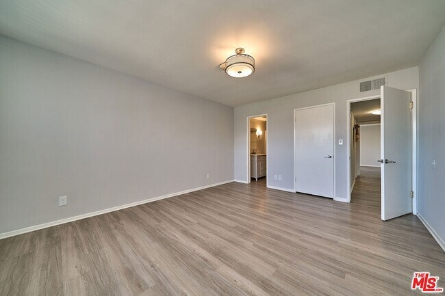 Building Photo - 835 S Norton Ave