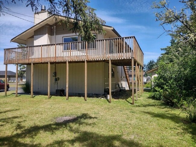 Building Photo - Large 2+ bedroom 2.5 bath home with large ...