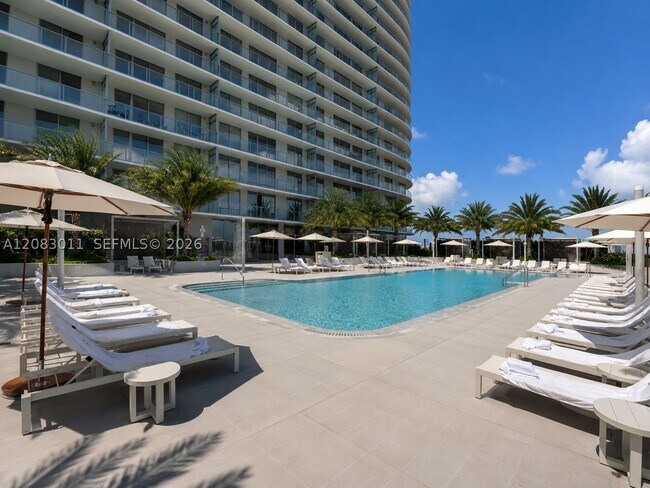Building Photo - 2411 Laguna Cir