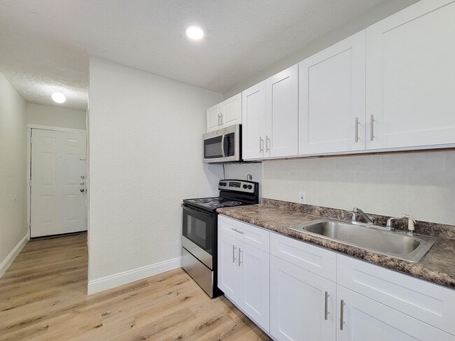 Building Photo - 711 Ave A Ave