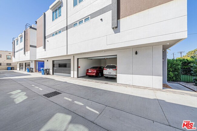 Building Photo - 6142 1/2 Lexington Ave