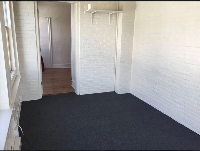 Building Photo - Student Housing 5 bedroom House Available Now & 2026-2027 School Year!