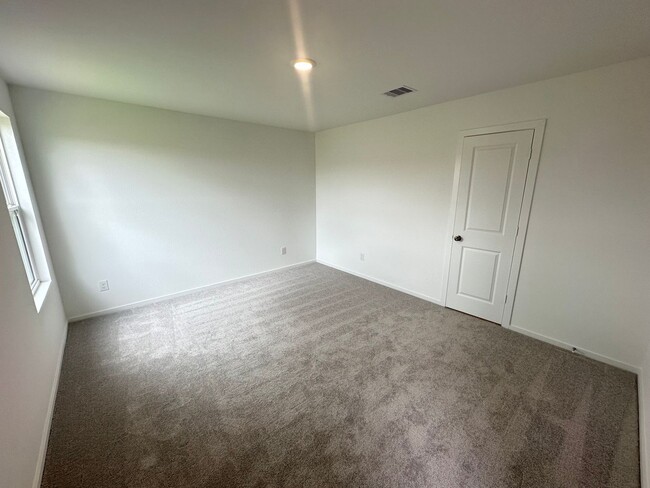 Building Photo - Brand New 3 Bed 2 Bath
