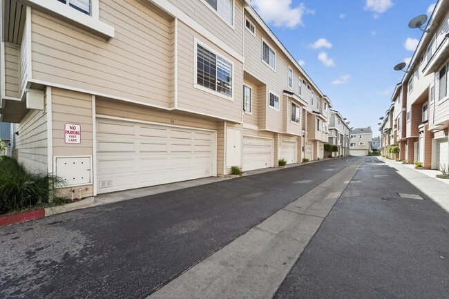 Building Photo - 2800 Plaza del Amo